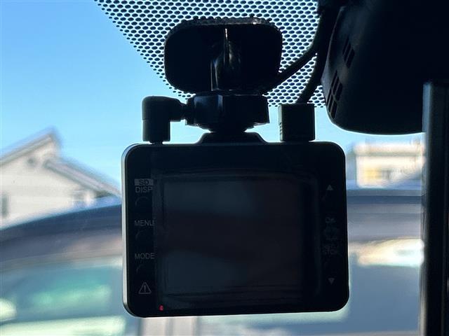 プリウス Ｓツーリングセレクション　ＡＬＰＩＮＥナビ　横滑り防止装置　盗難防止装置　レザーシート　シートヒーター　ＥＴＣ　ＬＥＤヘッドライト　オートライト　オートマチックハイビーム　ドライブレコーダー　純正アルミホイール　社外Ｆマット（16枚目）