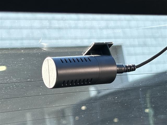 プリウス Ｓツーリングセレクション　ＡＬＰＩＮＥナビ　横滑り防止装置　盗難防止装置　レザーシート　シートヒーター　ＥＴＣ　ＬＥＤヘッドライト　オートライト　オートマチックハイビーム　ドライブレコーダー　純正アルミホイール　社外Ｆマット（17枚目）