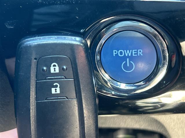 プリウス Ｓツーリングセレクション　ＡＬＰＩＮＥナビ　横滑り防止装置　盗難防止装置　レザーシート　シートヒーター　ＥＴＣ　ＬＥＤヘッドライト　オートライト　オートマチックハイビーム　ドライブレコーダー　純正アルミホイール　社外Ｆマット（18枚目）