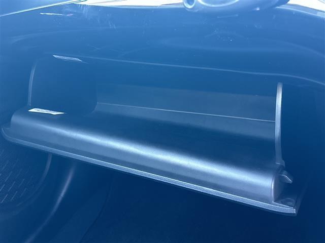 プリウス Ｓツーリングセレクション　ＡＬＰＩＮＥナビ　横滑り防止装置　盗難防止装置　レザーシート　シートヒーター　ＥＴＣ　ＬＥＤヘッドライト　オートライト　オートマチックハイビーム　ドライブレコーダー　純正アルミホイール　社外Ｆマット（19枚目）