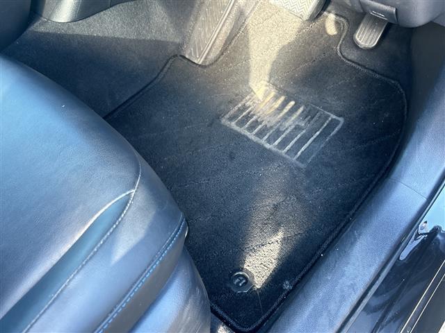 プリウス Ｓツーリングセレクション　ＡＬＰＩＮＥナビ　横滑り防止装置　盗難防止装置　レザーシート　シートヒーター　ＥＴＣ　ＬＥＤヘッドライト　オートライト　オートマチックハイビーム　ドライブレコーダー　純正アルミホイール　社外Ｆマット（22枚目）