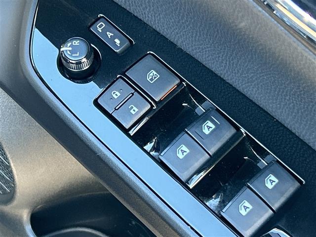 プリウス Ｓツーリングセレクション　ＡＬＰＩＮＥナビ　横滑り防止装置　盗難防止装置　レザーシート　シートヒーター　ＥＴＣ　ＬＥＤヘッドライト　オートライト　オートマチックハイビーム　ドライブレコーダー　純正アルミホイール　社外Ｆマット（23枚目）