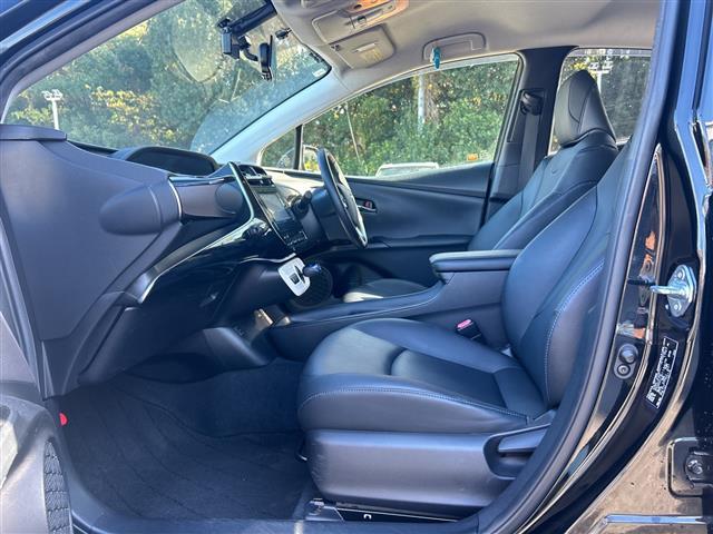 プリウス Ｓツーリングセレクション　ＡＬＰＩＮＥナビ　横滑り防止装置　盗難防止装置　レザーシート　シートヒーター　ＥＴＣ　ＬＥＤヘッドライト　オートライト　オートマチックハイビーム　ドライブレコーダー　純正アルミホイール　社外Ｆマット（25枚目）