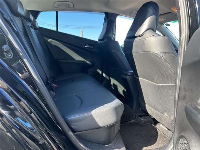 プリウス Ｓツーリングセレクション　ＡＬＰＩＮＥナビ　横滑り防止装置　盗難防止装置　レザーシート　シートヒーター　ＥＴＣ　ＬＥＤヘッドライト　オートライト　オートマチックハイビーム　ドライブレコーダー　純正アルミホイール　社外Ｆマット（28枚目）