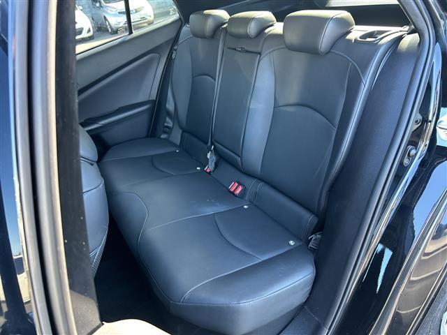 プリウス Ｓツーリングセレクション　ＡＬＰＩＮＥナビ　横滑り防止装置　盗難防止装置　レザーシート　シートヒーター　ＥＴＣ　ＬＥＤヘッドライト　オートライト　オートマチックハイビーム　ドライブレコーダー　純正アルミホイール　社外Ｆマット（29枚目）