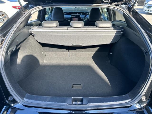 プリウス Ｓツーリングセレクション　ＡＬＰＩＮＥナビ　横滑り防止装置　盗難防止装置　レザーシート　シートヒーター　ＥＴＣ　ＬＥＤヘッドライト　オートライト　オートマチックハイビーム　ドライブレコーダー　純正アルミホイール　社外Ｆマット（30枚目）