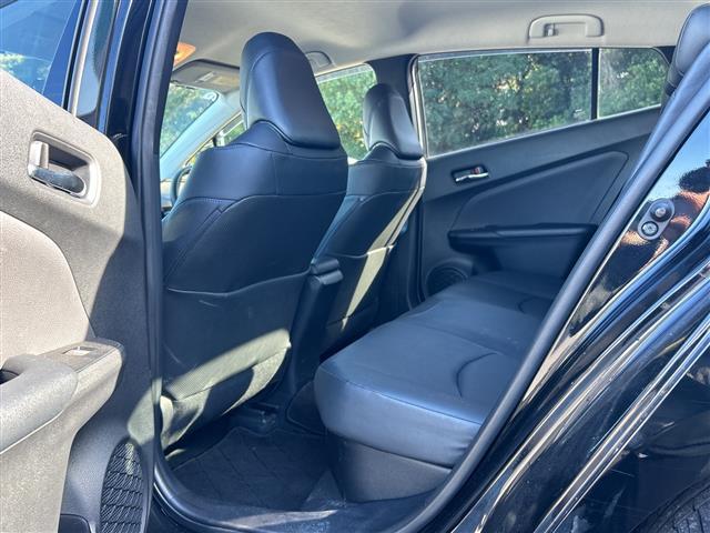 プリウス Ｓツーリングセレクション　ＡＬＰＩＮＥナビ　横滑り防止装置　盗難防止装置　レザーシート　シートヒーター　ＥＴＣ　ＬＥＤヘッドライト　オートライト　オートマチックハイビーム　ドライブレコーダー　純正アルミホイール　社外Ｆマット（31枚目）