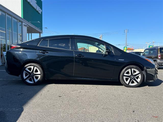 プリウス Ｓツーリングセレクション　ＡＬＰＩＮＥナビ　横滑り防止装置　盗難防止装置　レザーシート　シートヒーター　ＥＴＣ　ＬＥＤヘッドライト　オートライト　オートマチックハイビーム　ドライブレコーダー　純正アルミホイール　社外Ｆマット（33枚目）