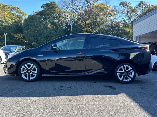 プリウス Ｓツーリングセレクション　ＡＬＰＩＮＥナビ　横滑り防止装置　盗難防止装置　レザーシート　シートヒーター　ＥＴＣ　ＬＥＤヘッドライト　オートライト　オートマチックハイビーム　ドライブレコーダー　純正アルミホイール　社外Ｆマット（36枚目）