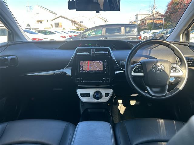 プリウス Ｓツーリングセレクション　ＡＬＰＩＮＥナビ　横滑り防止装置　盗難防止装置　レザーシート　シートヒーター　ＥＴＣ　ＬＥＤヘッドライト　オートライト　オートマチックハイビーム　ドライブレコーダー　純正アルミホイール　社外Ｆマット（42枚目）