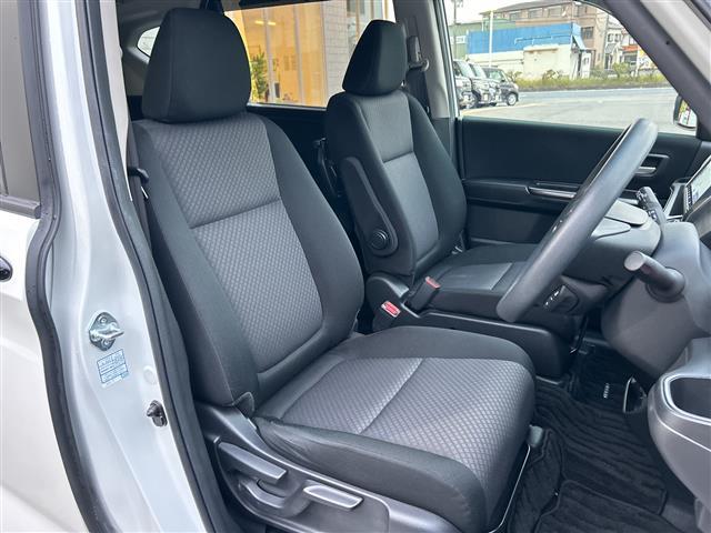 フリードハイブリッド ハイブリッド・Gブラックスタイル 9インチナビ フルセグ Bluetooth バックカメラ 両側パワースライドドア シートヒーター レーダークルーズコントロール 前後ドライブレコーダー ETC フロアーマット サイドバイザー(20枚目)