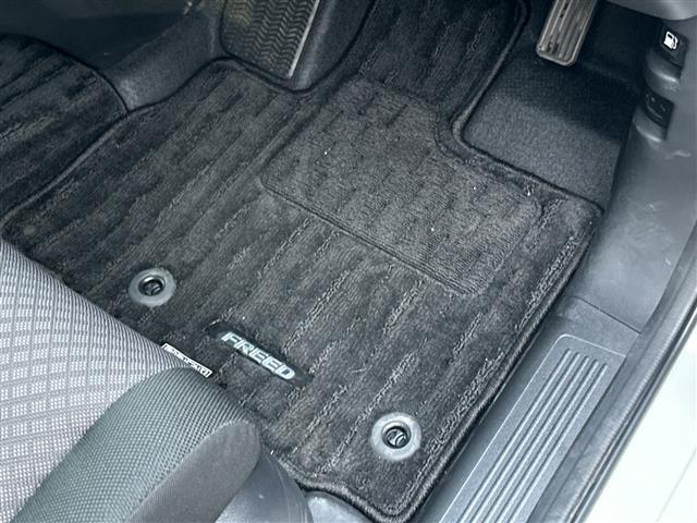 フリードハイブリッド ハイブリッド・Gブラックスタイル 9インチナビ フルセグ Bluetooth バックカメラ 両側パワースライドドア シートヒーター レーダークルーズコントロール 前後ドライブレコーダー ETC フロアーマット サイドバイザー(23枚目)