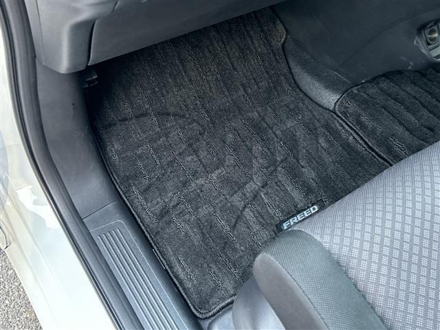 フリードハイブリッド ハイブリッド・Gブラックスタイル 9インチナビ フルセグ Bluetooth バックカメラ 両側パワースライドドア シートヒーター レーダークルーズコントロール 前後ドライブレコーダー ETC フロアーマット サイドバイザー(26枚目)