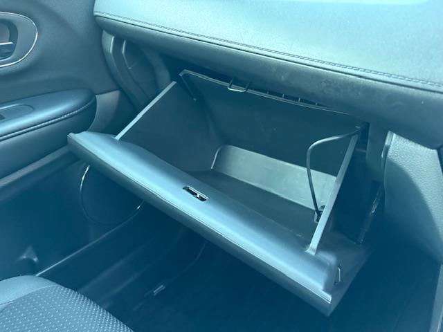 ヴェゼル ハイブリッド 純正ナビ フルセグ Bluetooth バックカメラ ドライブレコーダー ビルトインETC パドルシフト 電子パーキング スマートキー×2 純正アルミホイール LEDヘッドライト カーテンエアバック(20枚目)