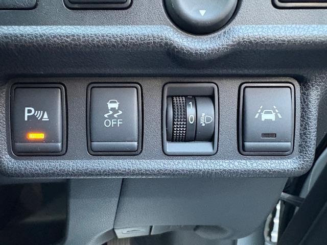 ノート X Vセレクション 純正ナビ フルセグ Bluetooth バックカメラ エマージェンシーブレーキ 車線逸脱警報 ソナー 横滑り防止装置 ステアリングスイッチ アイドリングストップ プッシュスタート スマートキー(5枚目)