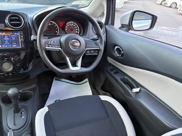 ノート X Vセレクション 純正ナビ フルセグ Bluetooth バックカメラ エマージェンシーブレーキ 車線逸脱警報 ソナー 横滑り防止装置 ステアリングスイッチ アイドリングストップ プッシュスタート スマートキー(26枚目)