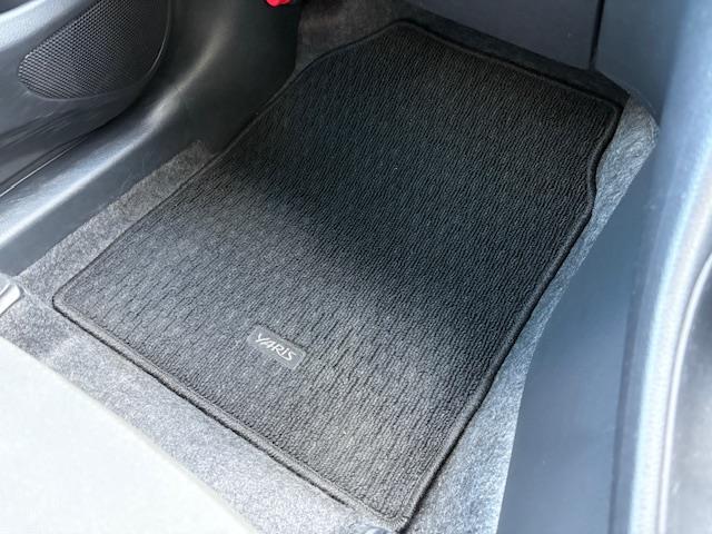 ヤリス X 純正ディスプレイオーディオ バックカメラ トヨタセーフティセンス 前後ドライブレコーダー リモコンキー ステアリングスイッチ カーテンエアバック 電動格納ミラー 取説/保証書/(22枚目)