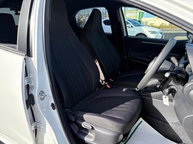 ヤリス X 純正ディスプレイオーディオ バックカメラ トヨタセーフティセンス 前後ドライブレコーダー リモコンキー ステアリングスイッチ カーテンエアバック 電動格納ミラー 取説/保証書/(26枚目)