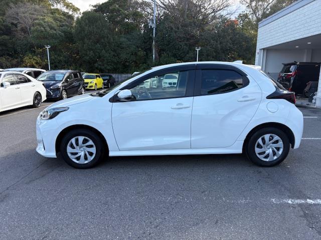 ヤリス X 純正ディスプレイオーディオ バックカメラ トヨタセーフティセンス 前後ドライブレコーダー リモコンキー ステアリングスイッチ カーテンエアバック 電動格納ミラー 取説/保証書/(39枚目)