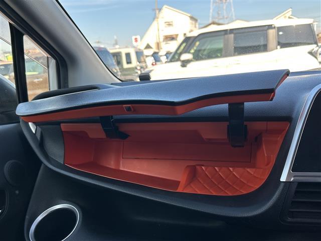 シエンタ ハイブリッドＧ　クエロ　純正ナビ　アラウンドビューモニター　衝突被害軽減システム　クルーズコントロール　レーンキープアシストコーナーセンサー　ＥＴＣ　ＬＥＤヘッドライト　オートライト　両側パワースライドドア　ドラレコ前後（15枚目）