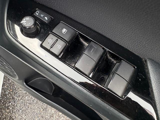 プリウス ＳセーフティプラスＩＩ　ナビ　フルセグ　Ｂｌｕｅｔｏｏｔｈ　バックカメラ　レーダークルーズコントロール　ブラインドスポットモニター　ＡＣ１００Ｖ　前後ドラレコ　スマートキー　マット　バイザー　ＬＥＤヘッドライト（17枚目）