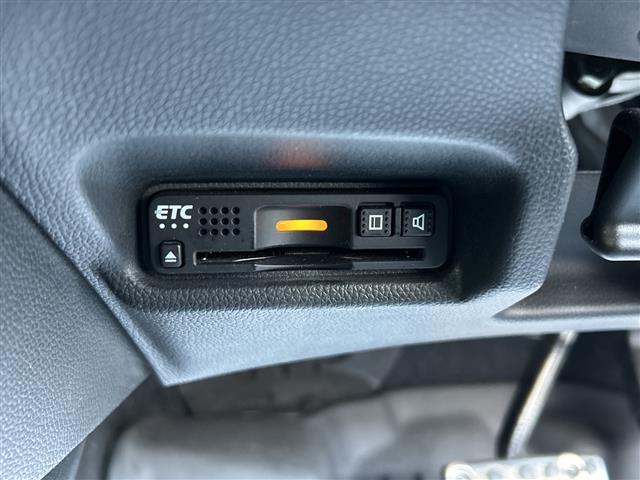 フィットハイブリッド Ｓ　ホンダセンシング　純正８インチナビ　バックカメラ　衝突被害軽減システム　レーダークルーズコントロール　レーンキープアシスト　ＥＴＣ　ＬＥＤヘッドライト　オートライト　純正フロアマット　純正アルミホイール　スペアキー（11枚目）