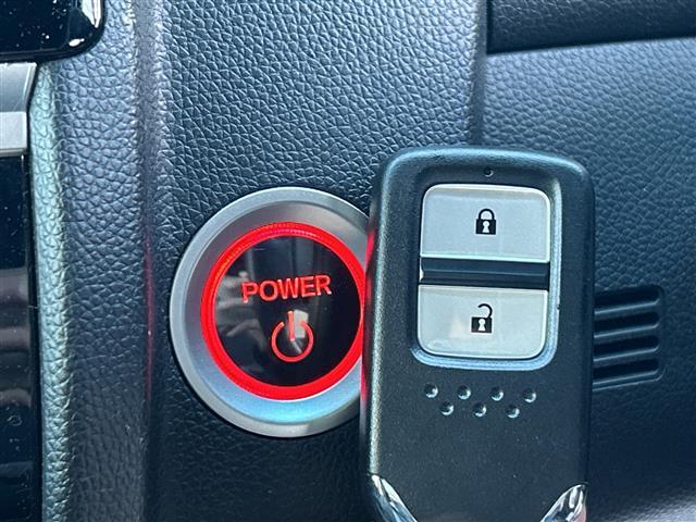 フィットハイブリッド Ｓ　ホンダセンシング　純正８インチナビ　バックカメラ　衝突被害軽減システム　レーダークルーズコントロール　レーンキープアシスト　ＥＴＣ　ＬＥＤヘッドライト　オートライト　純正フロアマット　純正アルミホイール　スペアキー（12枚目）