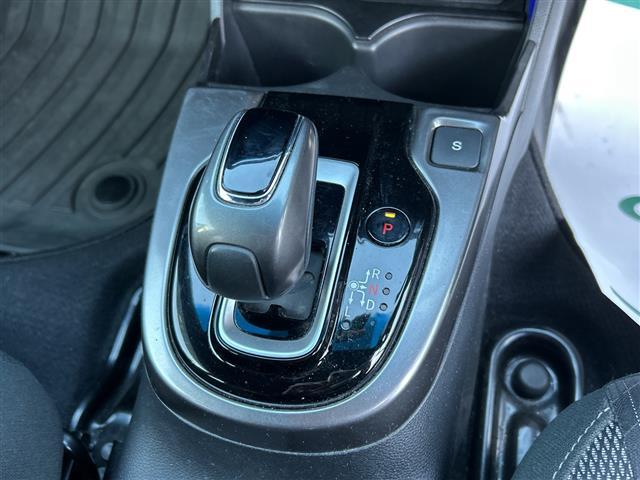 フィットハイブリッド Ｓ　ホンダセンシング　純正８インチナビ　バックカメラ　衝突被害軽減システム　レーダークルーズコントロール　レーンキープアシスト　ＥＴＣ　ＬＥＤヘッドライト　オートライト　純正フロアマット　純正アルミホイール　スペアキー（16枚目）