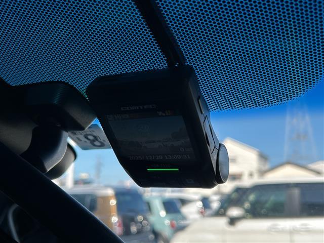 フィットハイブリッド Ｓ　ホンダセンシング　純正８インチナビ　バックカメラ　衝突被害軽減システム　レーダークルーズコントロール　レーンキープアシスト　ＥＴＣ　ＬＥＤヘッドライト　オートライト　純正フロアマット　純正アルミホイール　スペアキー（18枚目）