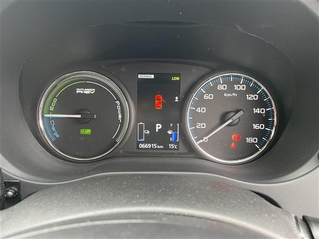 アウトランダーPHEV サンルーフ/4WD/マルチアラウンドモニター/7インチナビ/フルセグTV/Bluetooth/DVD再生/ハーフレザーシート/運転席助手席シートヒーター/ETC/コーナーセンサー/レーダークルコン(5枚目)