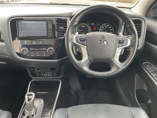 アウトランダーPHEV サンルーフ/4WD/マルチアラウンドモニター/7インチナビ/フルセグTV/Bluetooth/DVD再生/ハーフレザーシート/運転席助手席シートヒーター/ETC/コーナーセンサー/レーダークルコン(6枚目)