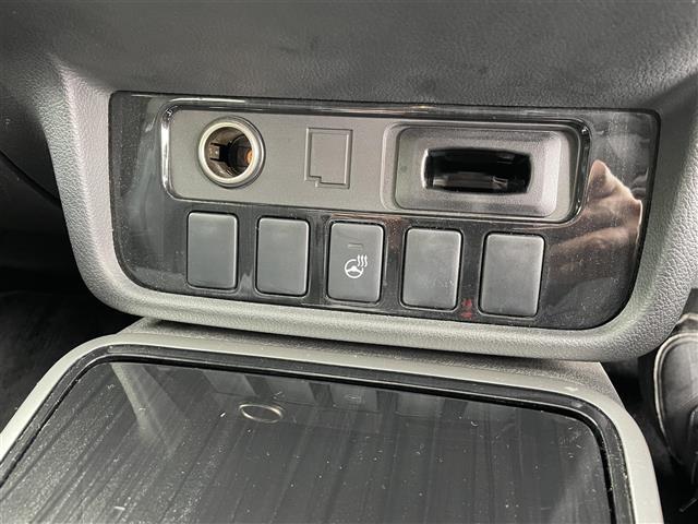 アウトランダーPHEV サンルーフ/4WD/マルチアラウンドモニター/7インチナビ/フルセグTV/Bluetooth/DVD再生/ハーフレザーシート/運転席助手席シートヒーター/ETC/コーナーセンサー/レーダークルコン(11枚目)