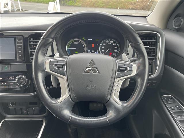 アウトランダーPHEV サンルーフ/4WD/マルチアラウンドモニター/7インチナビ/フルセグTV/Bluetooth/DVD再生/ハーフレザーシート/運転席助手席シートヒーター/ETC/コーナーセンサー/レーダークルコン(17枚目)