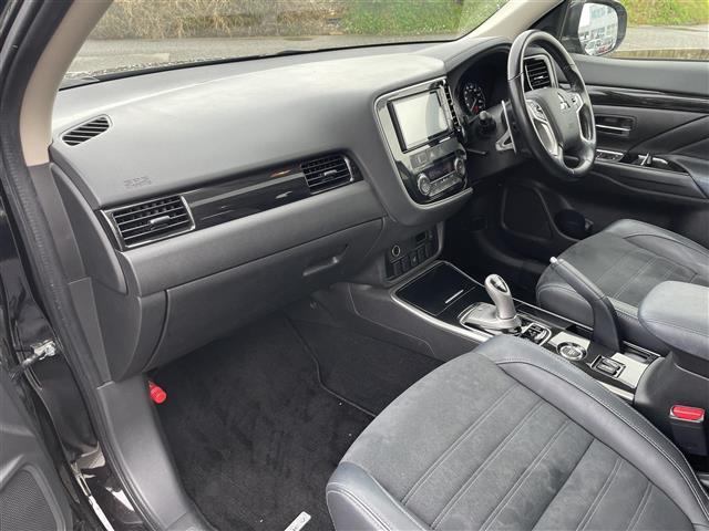 アウトランダーPHEV サンルーフ/4WD/マルチアラウンドモニター/7インチナビ/フルセグTV/Bluetooth/DVD再生/ハーフレザーシート/運転席助手席シートヒーター/ETC/コーナーセンサー/レーダークルコン(22枚目)