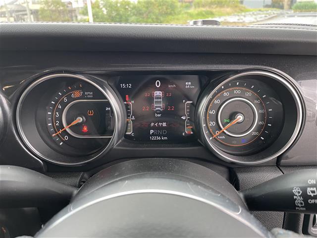 ジープ・ラングラーアンリミテッド サハラ アルティテュード ワンオーナー/黒革/ナビ/フルセグTV/Bluetooth/フロントカメラ/サイドカメラ/リアカメラ/レーダークルーズコントロール/純正AW付冬タイヤ4本有/ETC/AC100V電源(14枚目)
