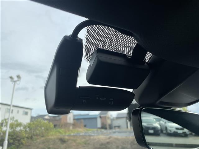 Ａ４ ２．０ＴＦＳＩスポーツ　Ｓラインパッケージ　アラウンドビューモニター／メーカーナビ／フルセグＴＶ／Ｂｌｕｅｔｏｏｔｈ／ＤＶＤ再生／ビルトインＥＴＣ２．０／パワーバックドア／パワーシート／シートヒーター／ルーフレール／ＬＥＤオートライト（15枚目）