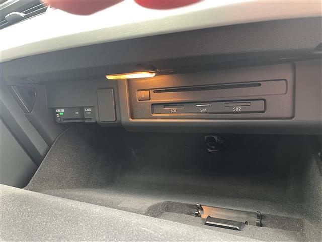 Ａ４ ２．０ＴＦＳＩスポーツ　Ｓラインパッケージ　アラウンドビューモニター／メーカーナビ／フルセグＴＶ／Ｂｌｕｅｔｏｏｔｈ／ＤＶＤ再生／ビルトインＥＴＣ２．０／パワーバックドア／パワーシート／シートヒーター／ルーフレール／ＬＥＤオートライト（17枚目）