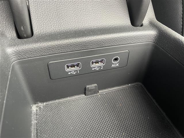 Ａ４ ２．０ＴＦＳＩスポーツ　Ｓラインパッケージ　アラウンドビューモニター／メーカーナビ／フルセグＴＶ／Ｂｌｕｅｔｏｏｔｈ／ＤＶＤ再生／ビルトインＥＴＣ２．０／パワーバックドア／パワーシート／シートヒーター／ルーフレール／ＬＥＤオートライト（19枚目）