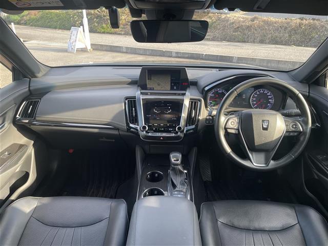 クラウンハイブリッド S Cパッケージ Four 黒革シート/パノラミックビューモニタ/純正ナビ/フルセグTV/Bluetooth/DVD再生/ビルトインETC/レーダークルコン/レーンキープ/パーキングアシスト/オートマチックハイビーム/BSM(2枚目)
