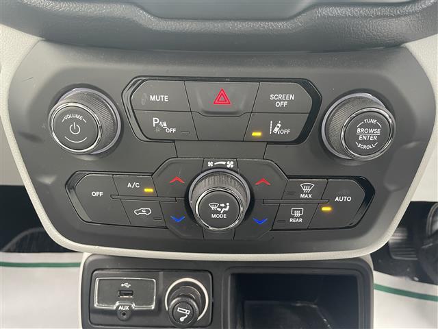 ジープ・レネゲード リミテッド　１オーナー／白革シート／純正ナビ／フルセグＴＶ／Ｂｌｕｅｔｏｏｔｈ／Ｂカメラ／純正ＡＷ付夏タイヤ４本積込／ブラインドスポットモニター／ＬＥＤオートライト／コーナーセンサー／ルーフレール／追従クルコ（9枚目）