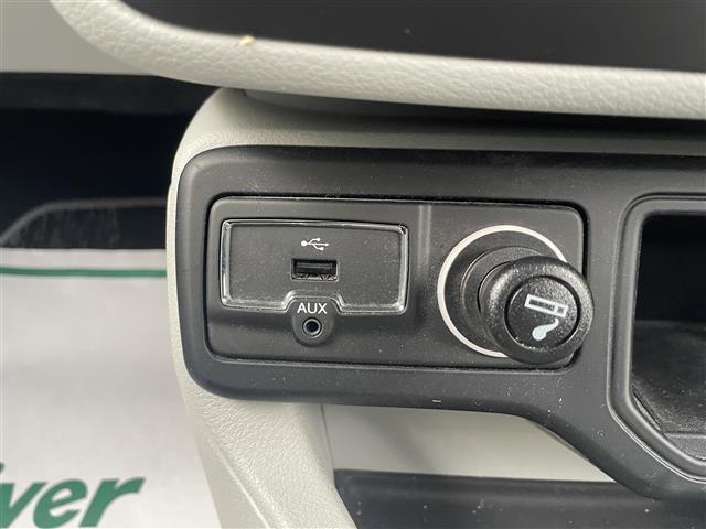 ジープ・レネゲード リミテッド　１オーナー／白革シート／純正ナビ／フルセグＴＶ／Ｂｌｕｅｔｏｏｔｈ／Ｂカメラ／純正ＡＷ付夏タイヤ４本積込／ブラインドスポットモニター／ＬＥＤオートライト／コーナーセンサー／ルーフレール／追従クルコ（10枚目）