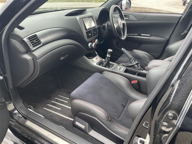 インプレッサ ＷＲＸ　ＳＴｉ　スペックＣ　４ＷＤ／ＳＴＩフルエアロ／純正ＳＴＩ１８インチアルミホイールタイヤ付４本有／社外ナビ／フルセグＴＶ／Ｂｌｕｅｔｏｏｔｈ／ＤＶＤ再生／バックカメラ／ビルトインＥＴＣ／ハーフレザーシート／キセノン（15枚目）