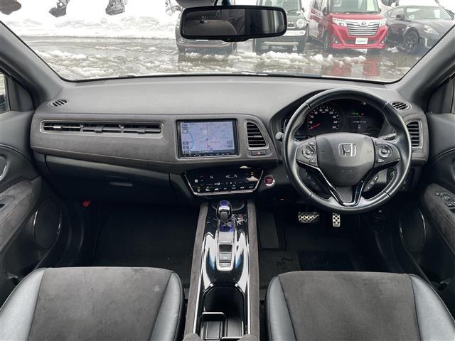 ヴェゼル ハイブリッドＲＳ・ホンダセンシング　純正８インチナビ／フルセグＴＶ／Ｂｌｕｅｔｏｏｔｈ／ＤＶＤ再生／ＨＤＭｉ入力／バックカメラ／純正ＡＷ付夏タイヤ４本積込／パドルシフト／ハーフレザー／シートヒーター／ビルトインＥＴＣ／追従クルコン（2枚目）