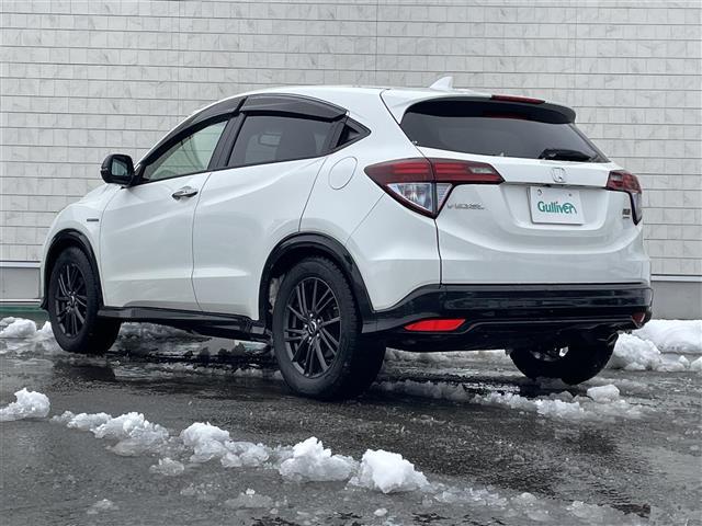 ヴェゼル ハイブリッドＲＳ・ホンダセンシング　純正８インチナビ／フルセグＴＶ／Ｂｌｕｅｔｏｏｔｈ／ＤＶＤ再生／ＨＤＭｉ入力／バックカメラ／純正ＡＷ付夏タイヤ４本積込／パドルシフト／ハーフレザー／シートヒーター／ビルトインＥＴＣ／追従クルコン（3枚目）