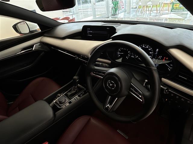 ＭＡＺＤＡ３ファストバック １５Ｓ　１００周年特別記念車　ＢＯＳＥプレミアムサウンド　純正ナビ　フルセグテレビ　全方位カメラ　Ｂｌｕｅｔｏｏｔｈ　ＡｐｐｌｅＣａｒＰｌａｙ　前後ドラレコ　ＥＴＣ　革シート　シートヒーター　純正フロアマット　純正アルミホイール（11枚目）