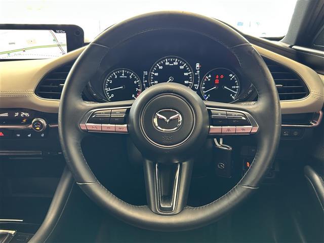 ＭＡＺＤＡ３ファストバック １５Ｓ　１００周年特別記念車　ＢＯＳＥプレミアムサウンド　純正ナビ　フルセグテレビ　全方位カメラ　Ｂｌｕｅｔｏｏｔｈ　ＡｐｐｌｅＣａｒＰｌａｙ　前後ドラレコ　ＥＴＣ　革シート　シートヒーター　純正フロアマット　純正アルミホイール（12枚目）
