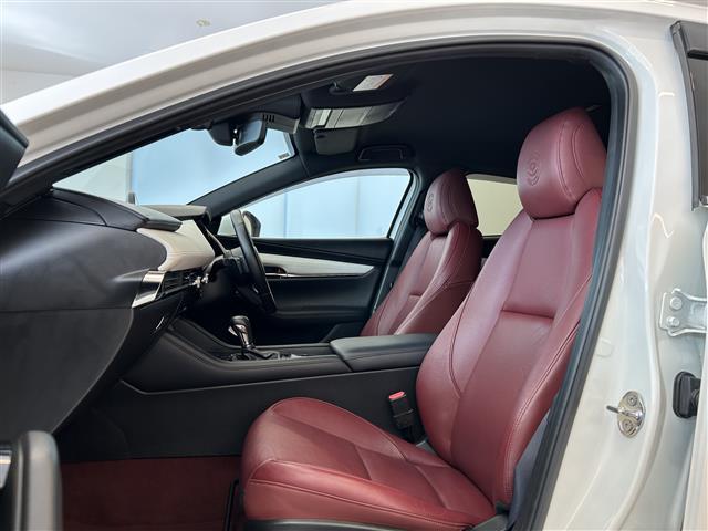ＭＡＺＤＡ３ファストバック １５Ｓ　１００周年特別記念車　ＢＯＳＥプレミアムサウンド　純正ナビ　フルセグテレビ　全方位カメラ　Ｂｌｕｅｔｏｏｔｈ　ＡｐｐｌｅＣａｒＰｌａｙ　前後ドラレコ　ＥＴＣ　革シート　シートヒーター　純正フロアマット　純正アルミホイール（30枚目）