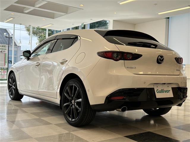 ＭＡＺＤＡ３ファストバック １５Ｓ　１００周年特別記念車　ＢＯＳＥプレミアムサウンド　純正ナビ　フルセグテレビ　全方位カメラ　Ｂｌｕｅｔｏｏｔｈ　ＡｐｐｌｅＣａｒＰｌａｙ　前後ドラレコ　ＥＴＣ　革シート　シートヒーター　純正フロアマット　純正アルミホイール（43枚目）