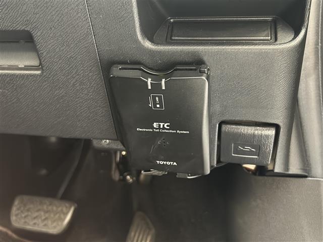 アクア クロスオーバー　グラム　純正ナビゲーション　バックモニター　テレビ　Ｂｌｕｅｔｏｏｔｈ　ＣＤ再生　ＡＵＸ接続　ドラレコ　ハーフレザーシートオートエアコン　プッシュスタート　スマートキー　オートマチックハイビーム　純正マット（6枚目）