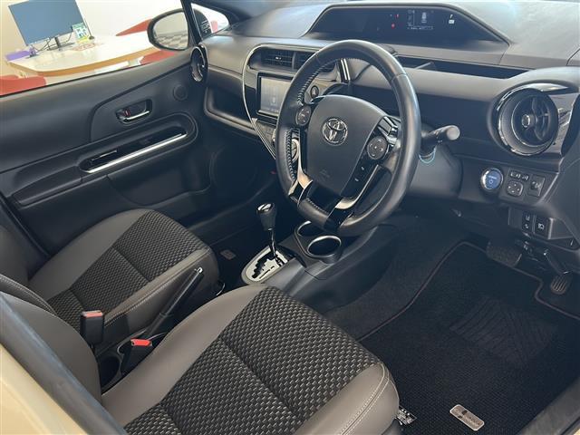 アクア クロスオーバー　グラム　純正ナビゲーション　バックモニター　テレビ　Ｂｌｕｅｔｏｏｔｈ　ＣＤ再生　ＡＵＸ接続　ドラレコ　ハーフレザーシートオートエアコン　プッシュスタート　スマートキー　オートマチックハイビーム　純正マット（7枚目）